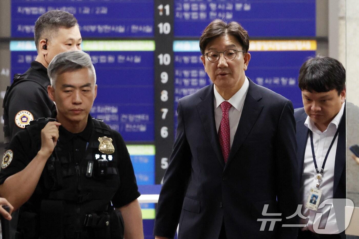 권성동 국민의힘 의원이 16일 오후 서울 서초구 중앙지방법원에서 &#39;통일교 불법 정치자금 수수&#39; 의혹&#40;정치자금법 위반 혐의&#41; 관련 구속 전 피의자 심문&#40;영장실질심사&#41;를 마치고 나오고 있다./뉴스1 ⓒ News1 김명섭 기자