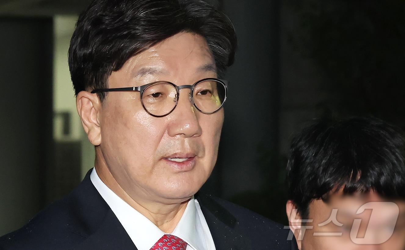 본문 이미지 - 권성동 국민의힘 의원이 16일 오후 서울 서초구 중앙지방법원에서 &#39;통일교 불법 정치자금 수수&#39; 의혹&#40;정치자금법 위반 혐의&#41; 관련 구속 전 피의자 심문&#40;영장실질심사&#41;를 마치고 법원을 나서고 있다. 2025.9.16/뉴스1 ⓒ News1 장수영 기자