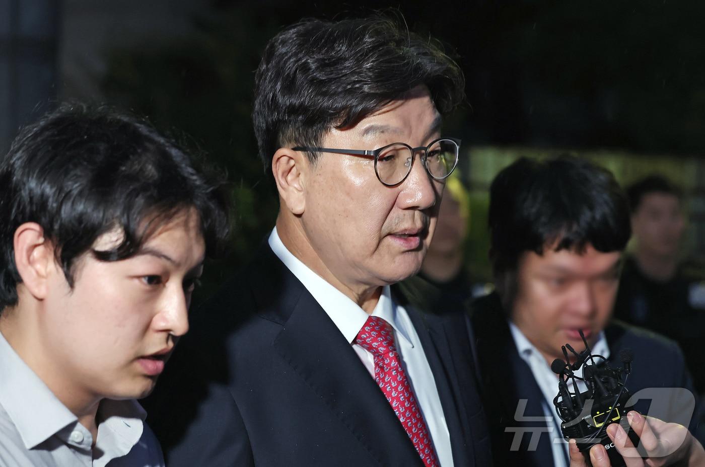 권성동 국민의힘 의원이 16일 오후 서울 서초구 중앙지방법원에서 &#39;통일교 불법 정치자금 수수&#39; 의혹&#40;정치자금법 위반 혐의&#41; 관련 구속 전 피의자 심문&#40;영장실질심사&#41;를 마치고 법원을 나서고 있다. 2025.9.16/뉴스1 ⓒ News1 장수영 기자