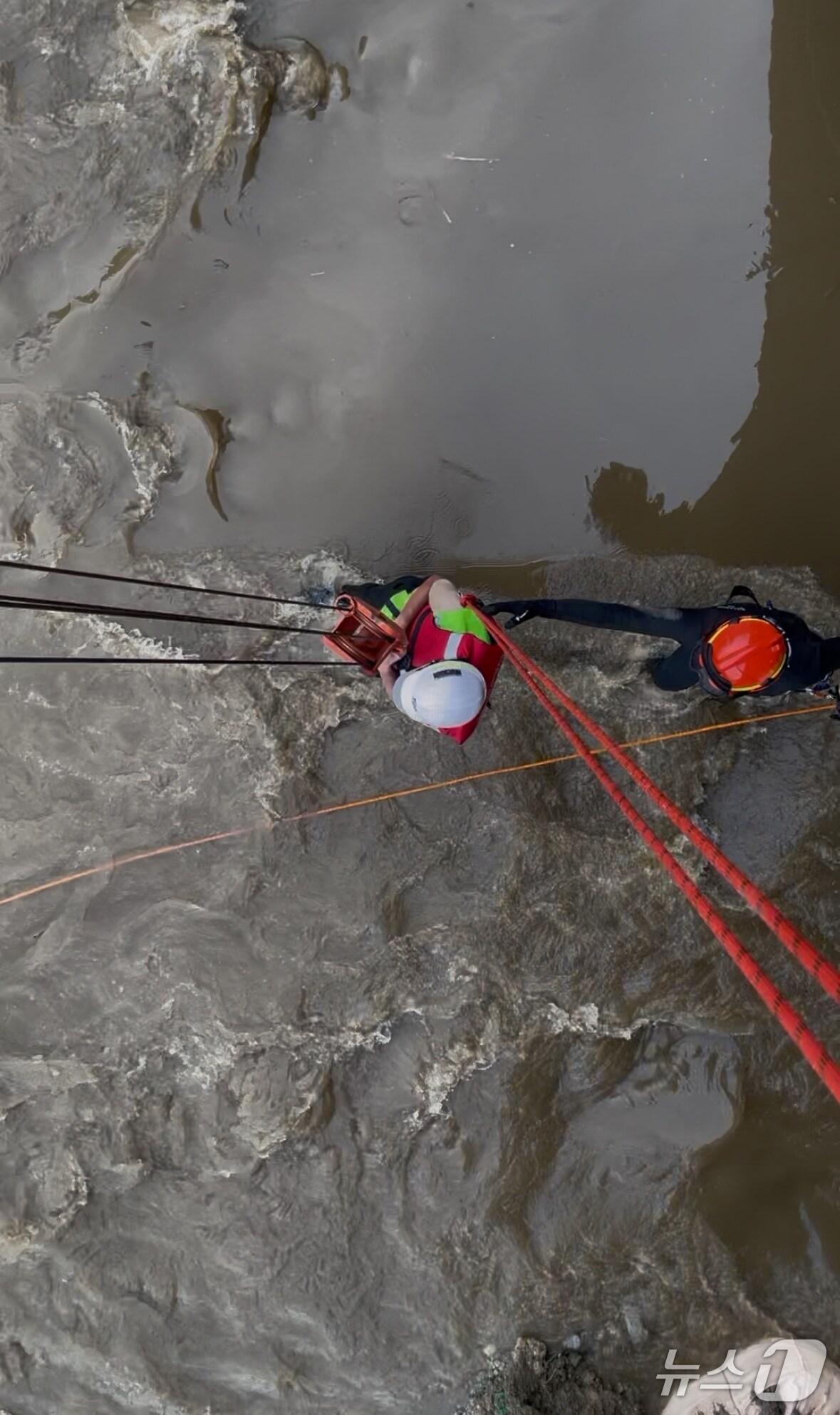 본문 이미지 - 구조 모습(경기도소방재난본부 제공. 재판매 및 DB 금지)/뉴스1 