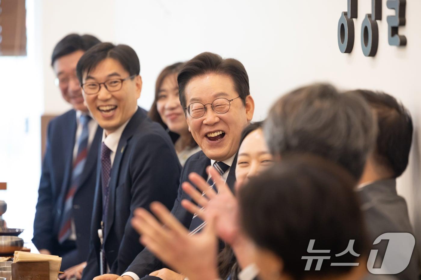 이재명 대통령이 지난 9월 16일 세종시의 한 식당에서 정부세종청사 각 부처 실무 공무원들과 점심식사를 하고 있다. &#40;대통령실 제공. 재판매 및 DB 금지&#41; 2025.9.16/뉴스1 ⓒ News1 허경 기자