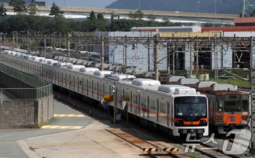 본문 이미지 - 16일 부산 금정구 부산교통공사 노포차량기지에 열차가 대기 중이다.2025.9.16/ⓒ News1 윤일지 기자