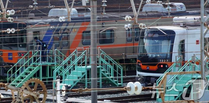 본문 이미지 - 16일 부산 금정구 부산교통공사 노포차량기지에 열차가 대기 중이다.2025.9.16/ⓒ News1 윤일지 기자