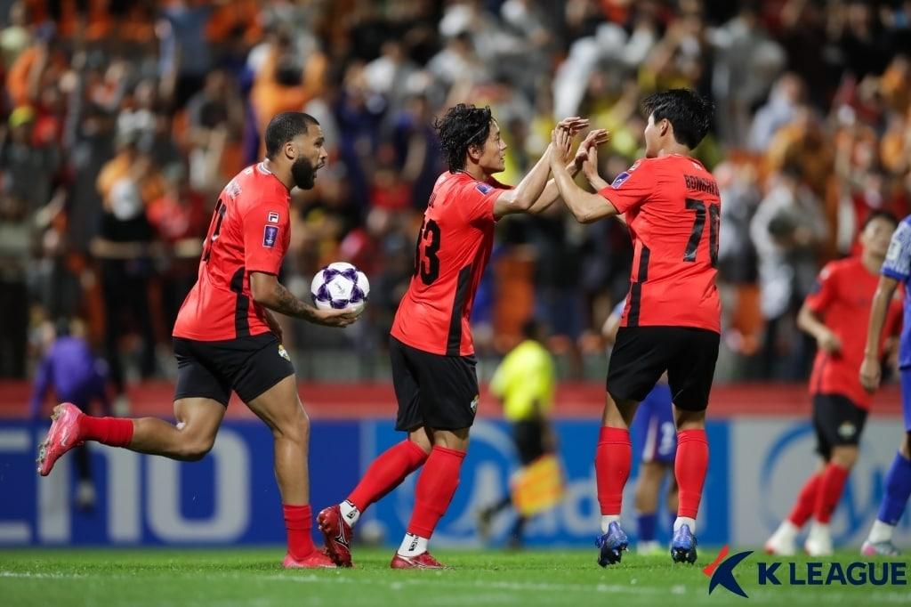 본문 이미지 - 강원FC가 16일 열린 2025-26 AFC 챔피언스리그 엘리트 리그 스테이지 1차전에서 상하이 선화에 2-1로 역전승했다. (한국프로축구연맹 제공)