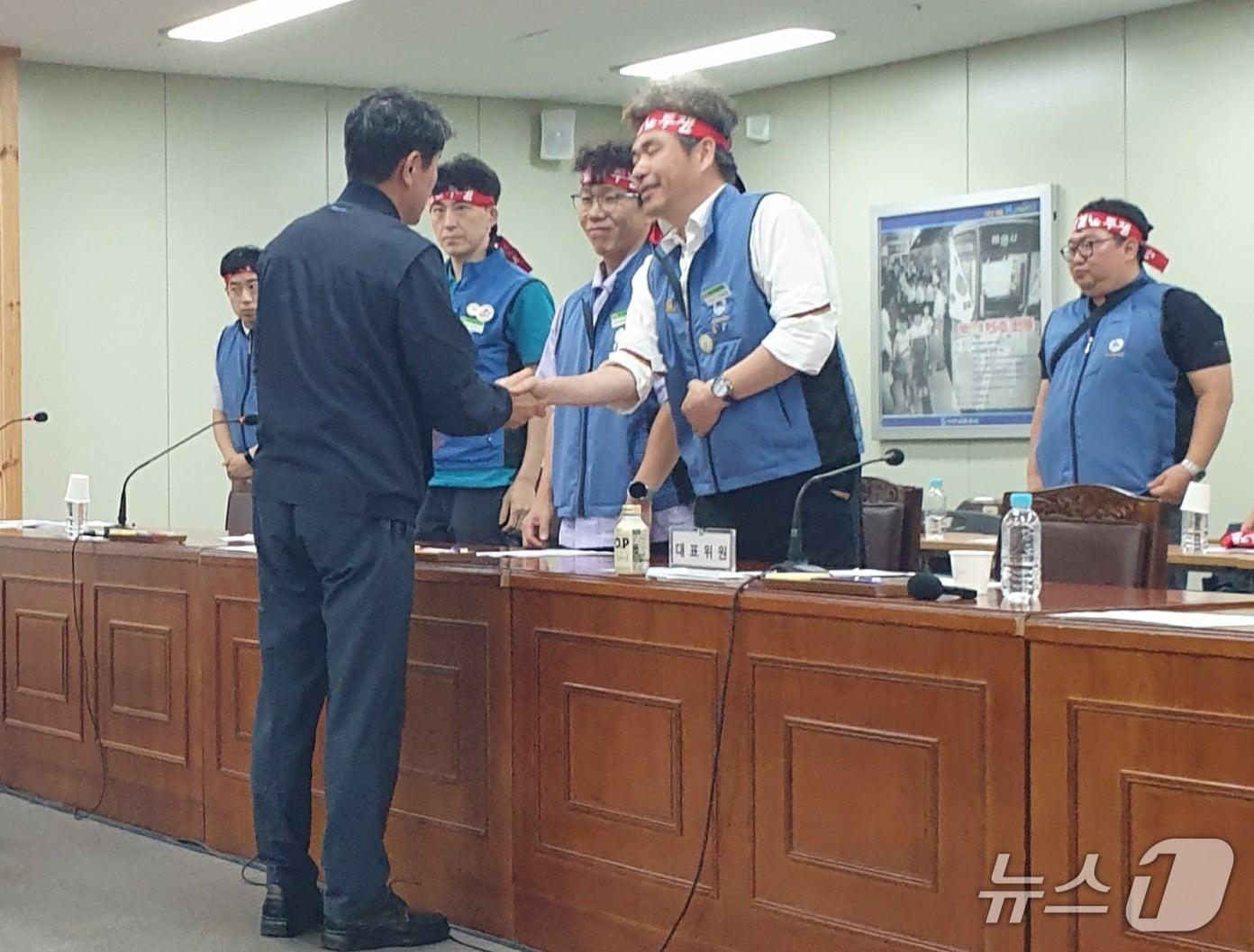 본문 이미지 - 16일 오후 부산 금정구 노포차량 사업소에서 박명도 부산교통공사 경영지원 본부장&#40;연단 앞쪽&#41;과 이상화 부산지하철노조 사무국장이 교섭 합의를 하고 기념사진을 찍고 있다.2025.9.16/ⓒ News1 김태형 기자