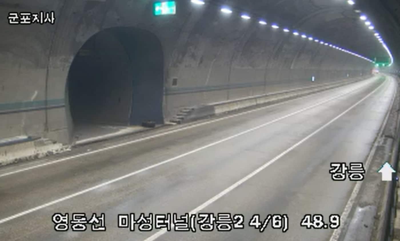 통제된 마성터널 내부&#40;한국도로공사 도로 CCTV 캡쳐&#41;/뉴스1