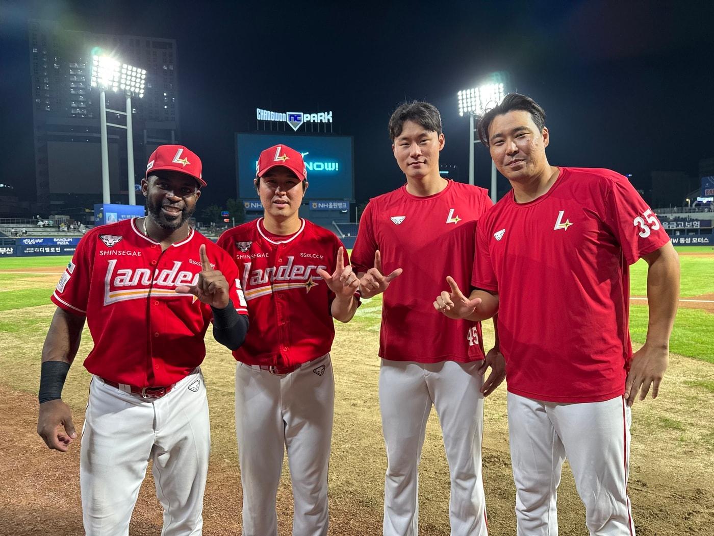 본문 이미지 - SSG 랜더스 기예르모 에레디아&#40;왼쪽부터&#41;, 최정, 류효승, 한유섬이 16일 열린 NC 다이노스전에서 KBO리그 역대 4번째 4타자 연속 홈런 기록을 세웠다. &#40;SSG 랜더스 제공&#41;