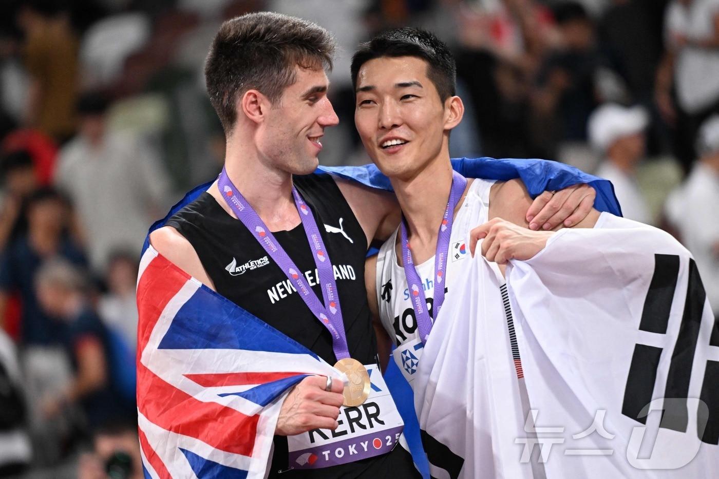 우상혁&#40;오른쪽&#41;과 해미시 커&#40;뉴질랜드&#41;. ⓒ AFP=뉴스1