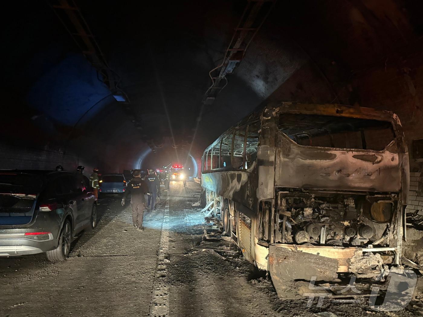 본문 이미지 - 16일 오후 경기 용인시 처인구 영동고속도로 강릉방향 마성터널에서 화재가 발생해 버스가 전소돼 있다. 이 불로 1명이 중상, 10명이 연기를 흡입해 인근 병원으로 옮겨졌다. &#40;경기도소방재난본부 제공. 재판매 및 DB 금지&#41; 2025.9.16/뉴스1 ⓒ News1 김영운 기자