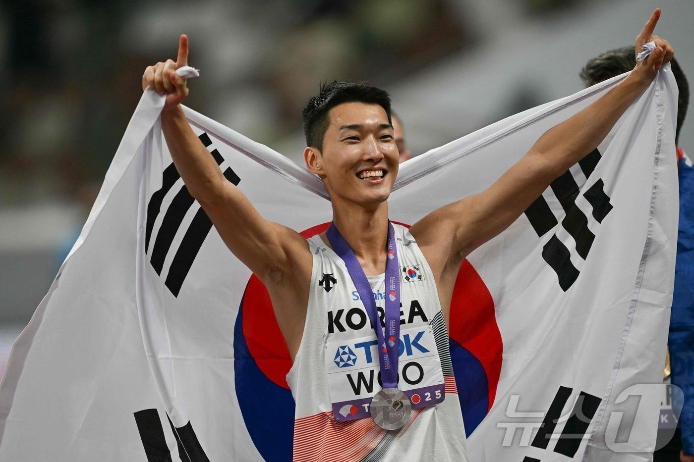 16일 일본 도쿄 국립경기장에서 열린 2025 도쿄 세계육상선수권대회 남자 높이뛰기 결선에서 은메달을 딴 우상혁이 기뻐하고 있다. ⓒ AFP=뉴스1