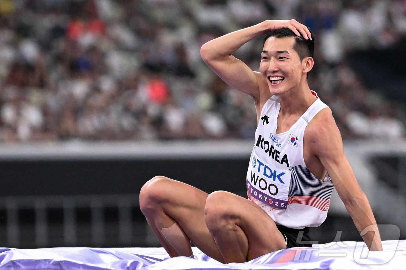 스마일 점퍼 우상혁이 세계선수권 높이뛰기 은메달을 차지했다. 그는 우리 모두에게 &#39;할 수 있다&#39;라는 희망의 메시지를 주고 있다. ⓒ AFP=뉴스1