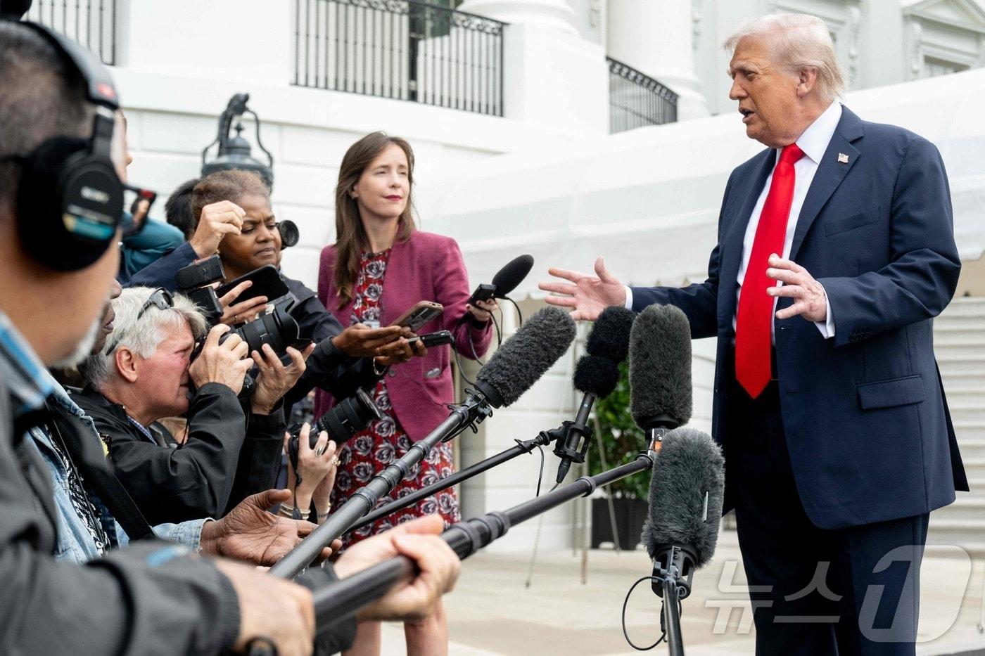 도널드 트럼프 미국 대통령이 16일(현지시간) 워싱턴DC 백악관 남쪽 잔디밭에서 출발하는 마린원(미 대통령 전용헬기) 탑승에 앞서 기자들의 질문에 답하고 있다. 트럼프 대통령은 이날부터 18일까지 2박 3일 일정의 영국 국빈 방문길에 오른다. 2025.09.16. ⓒ AFP=뉴스1 ⓒ News1 류정민 특파원