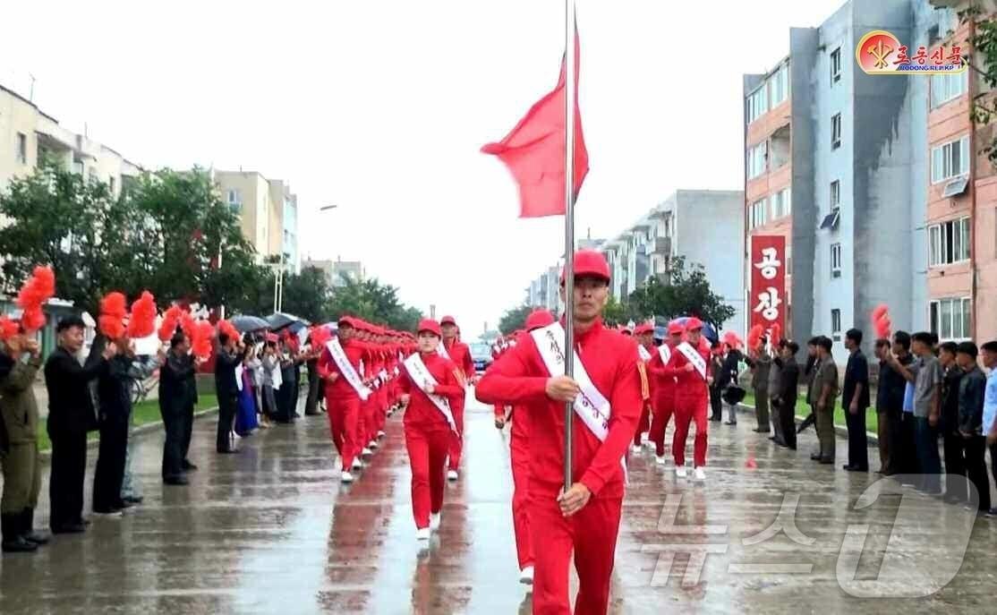 본문 이미지 - &#40;평양 노동신문=뉴스1&#41; = 북한 노동당 기관지 노동신문은 17일 &#34;각지 인민들과 군인들, 청소년 학생들이 경애하는 총비서 동지에 대한 열화같은 충성의 마음을 안고 거리에 나와 꽃다발을 흔들면서 충성의 편지이어달리기 대열들을 뜨겁게 맞이하고 열렬히 환송하고 있다＂고 보도했다. 사진은 황해남도. [국내에서만 사용가능. 재배포 금지. DB 금지. For Use Only in the Republic of Korea. Redistribution Prohibited] rodongphoto@news1.kr