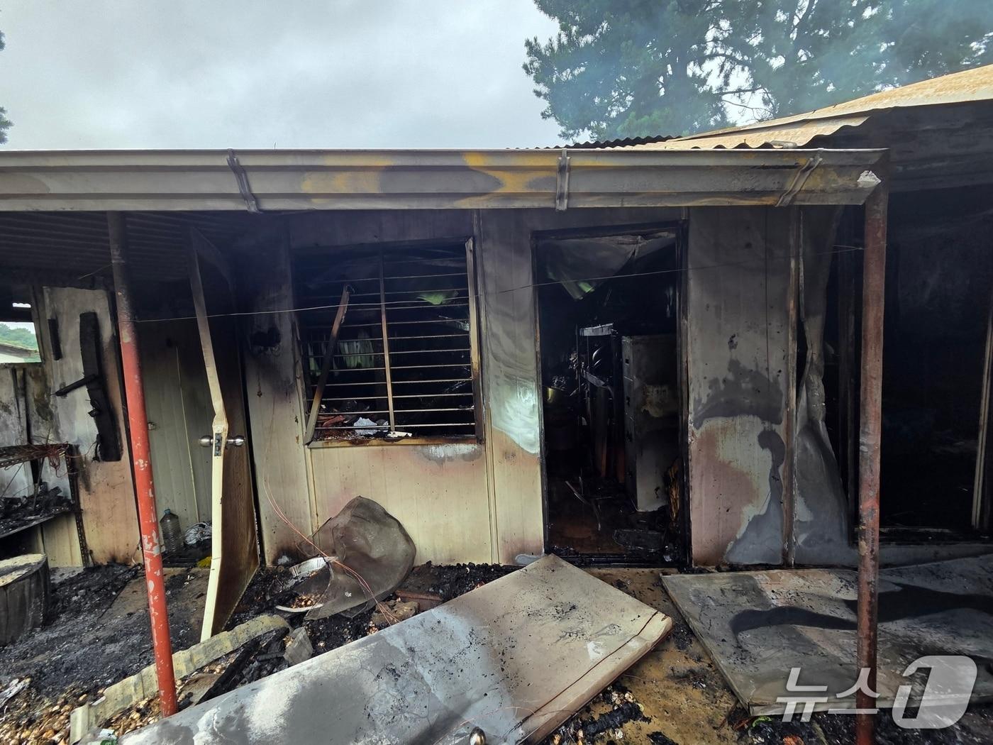 본문 이미지 -  서천 마서면 단독주택 화재 현장. (서천소방서 제공, 재판매 및 DB금지) / 뉴스1
