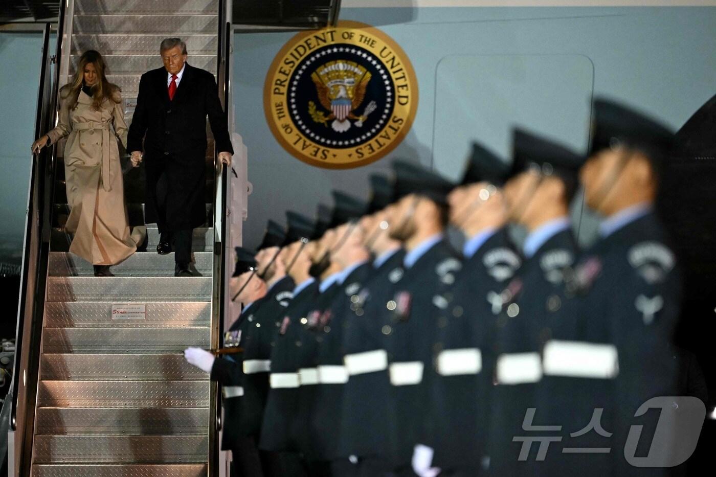 도널드 트럼프 미국 대통령과 영부인 멜라니아 트럼프 여사가 16일 영국 동부 스탠스테드 공항에 도착해 에어포스원에서 내리고 있다. 트럼프 대통령은 찰스 3세 국왕의 초청으로 이뤄진 이틀간의 국빈 방문 일정을 소화할 예정이다.2025.09.16.ⓒ AFP=뉴스1