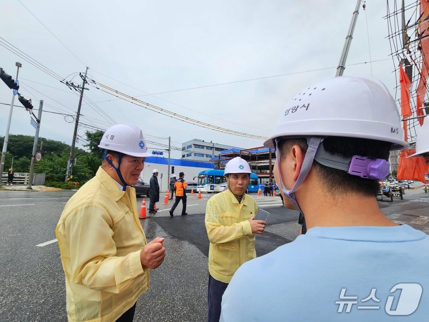 본문 이미지 - 최대호 경기 안양시장&#40;왼쪽&#41;이 지난 16일 오후 명학대교 인근 건물 신축공사 현장을 방문해 신속한 사고수급과 안전조치를 지시했다.&#40;안양시 제공. 재판매 및 DB금지&#41;/뉴스1
