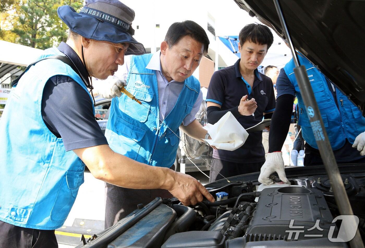 서철모 서구청장이 차량 점검에 대해 설명 듣고 있다.(서구 제공. 재판매 및 DB금지)/뉴스1