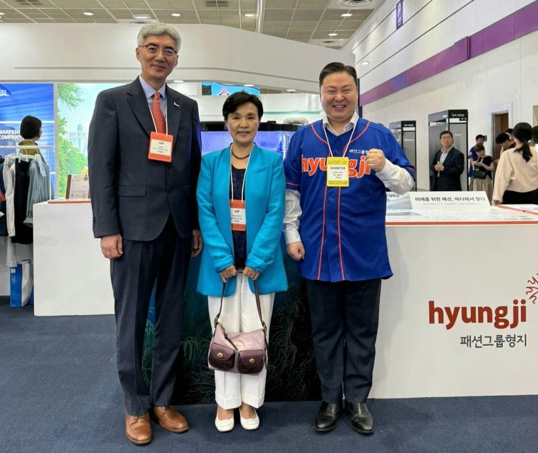 본문 이미지 - 지난달 20일 &#39;프리뷰 인 서울 2025&#40;PIS 2025&#41;&#39; 형지관 친환경존의 해양 자원을 활용한 친환경 소재 개발을 구현한 장비 앞에서 &#40;왼쪽부터&#41;한태준 겐트대학교 글로벌캠퍼스 총장, 강금실 전 법무부장관, 최준호 형지엘리트 형지글로벌 대표이사가 기념 사진을 촬영하고 있다.&#40;형지엘리트·형지글로벌 제공&#41; 