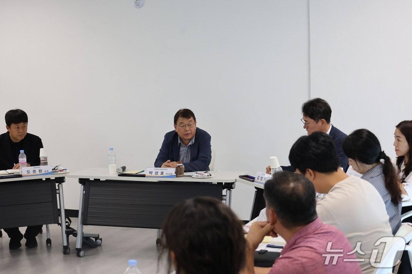 소상공인시장진흥공단은 16일 대구 북성로청년창업클러스터에서 ‘대구 라이콘타운 구축공사 안전보건협의체’ 회의를 개최하고 현장점검을 실시했다. 보건협의체 회의에서 이야기하고 있는 박성효 이사장&#40;가운데&#41;. &#40;소진공 제공&#41;