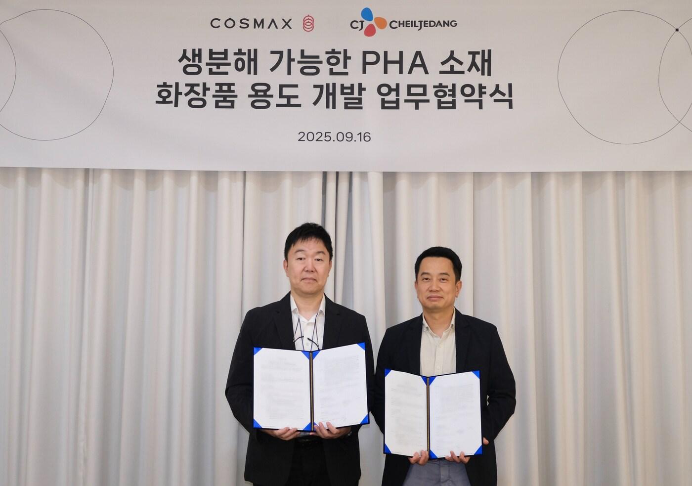 16일 경기도 성남시 코스맥스 판교 사옥에서 진행된 업무 협약식에서 (왼쪽부터) 강승현 코스맥스 R&I유닛장, 정혁성 CJ제일제당 BMS(Biomaterials)본부장이 기념 촬영을 하고 있다.(코스맥스 제공) 