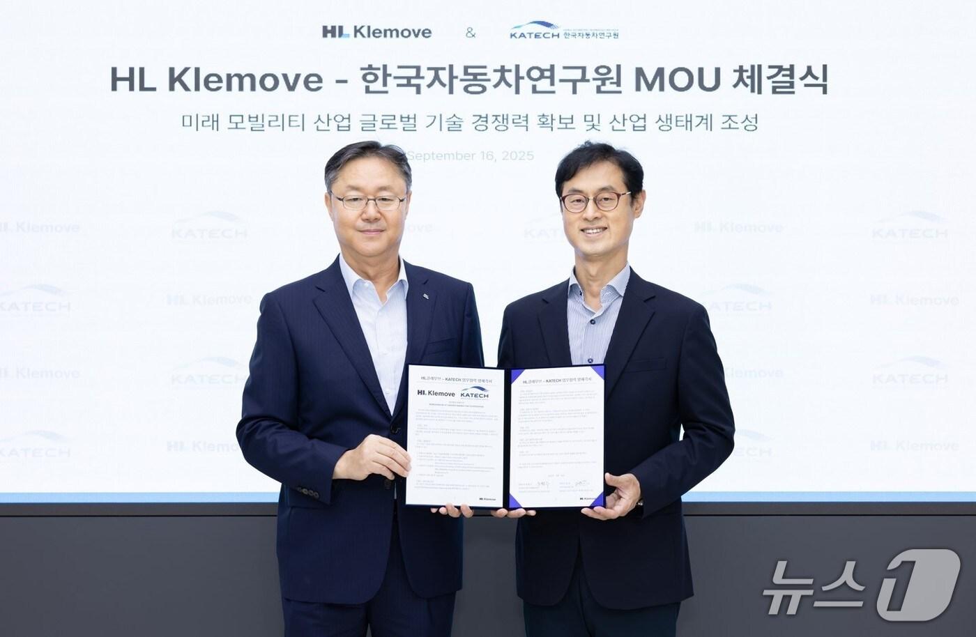 본문 이미지 - 윤팔주 HL클레무브 사장(왼쪽)과 진종욱 한국자동차연구원 원장(오른쪽)이 16일 판교 HL클레무브 사옥 넥스트 엠에서 열린 미래 모빌리티 기술 협력 협약식에서 기념 사진을 촬영한 모습(HL클레무브 제공). 2025.09.16.