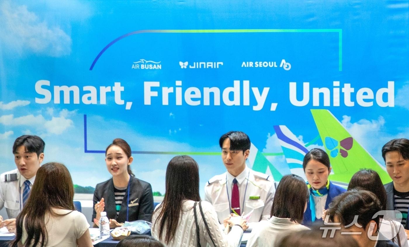 진에어, 에어부산, 에어서울은 지난 16일 열린 항공분야 취업 박람회 '2025 항공산업 JOB FAIR'에 공동 참여했다고 17일 밝혔다. 