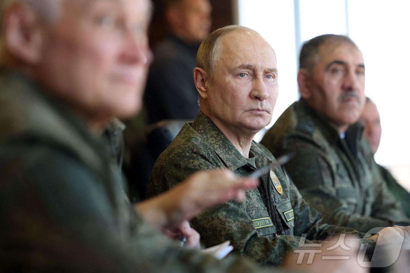 16일&#40;현지시간&#41; 블라디미르 푸틴 러시아 대통령이 니즈니노브고로드주 훈련장에서 열린 러시아-벨라루스 합동 군사훈련 ‘자파드-2025’를 시찰하고 있다.2025.09.16.ⓒ AFP=뉴스1