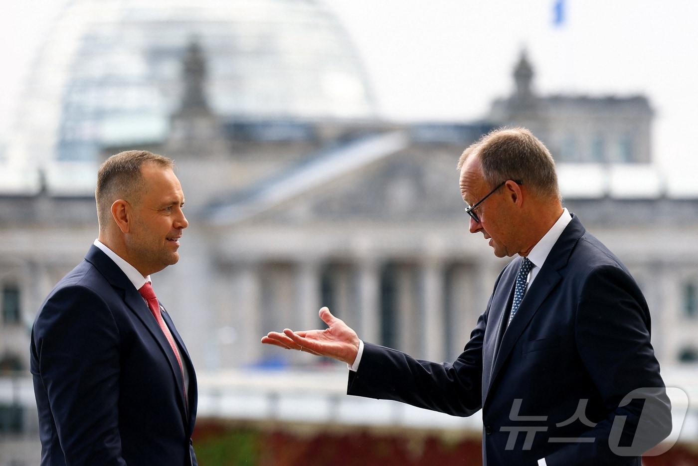 카롤 나브로츠키 폴란드 대통령이 16일&#40;현지시간&#41; 독일 베를린을 방문해 프리드리히 메르츠 총리와 대화를 나누고 있다. 2025.9.16 ⓒ 로이터=뉴스1 ⓒ News1 강민경 기자