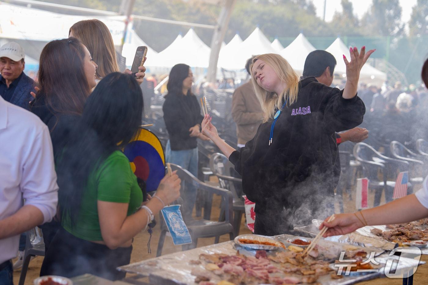 2024년 열린 증평인삼골축제에서 홍삼포크를 맛본 외국인이 감동을 표현하고 있다.&#40;증평군 제공, 재판매 및 DB금지&#41;/뉴스1