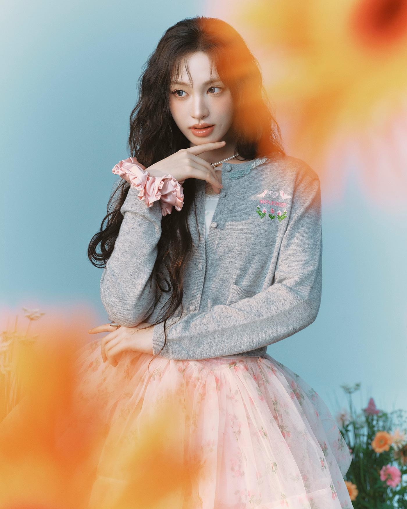 본문 이미지 - 에잇세컨즈가 가수 '아이브 리즈'를 모델로 한 '민주킴' 협업 상품 화보를 공개했다.(삼성물산 패션 제공)