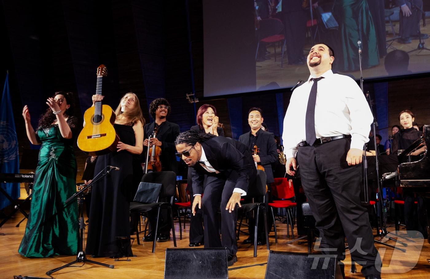 16일&#40;현지시간&#41; 프랑스 파리 유네스코 본부 본회의장에서 열린 국제 시각장애인 음악축제에서 공연을 마친 연주자들이 관객들에게 인사하고 있다.   2025.9.17/뉴스1 ⓒ News1 이준성 기자