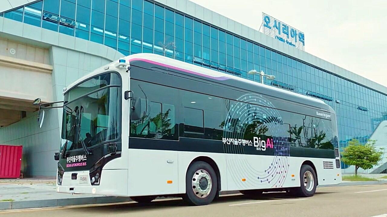 본문 이미지 - LG유플러스는 부산 오시리아 관광지구에서 자율주행버스 서비스를 시작했다고 17일 밝혔다. 사진은 자율주행버스가 동해선 오시리아역을 지나가고 있는 모습. (LGU+ 제공)