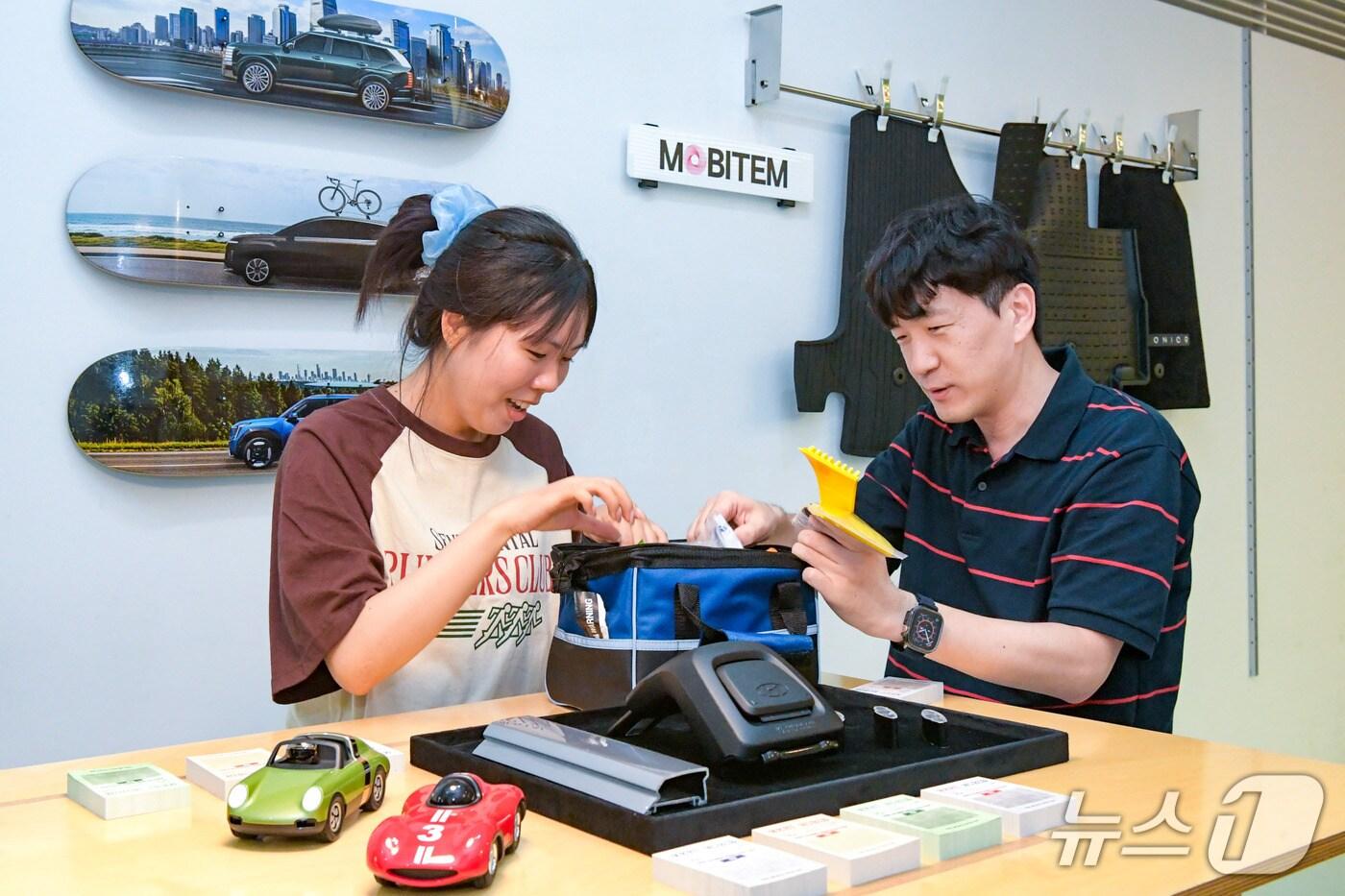 현대모비스는 오는 19일부터 사흘간, 서울 강남에 위치한 차량 특화 전시 카페 'EREVO'에서 차량 용품 전시회를 개최한다. 전시 참가 고객은 크로스바, 사이드스텝, 매트류 등 실제 차량에 장착된 용품을 다양하게 체험하고 차량 용품의 전문 개발 스토리까지 확인할 수 있다. (현대모비스 제공)