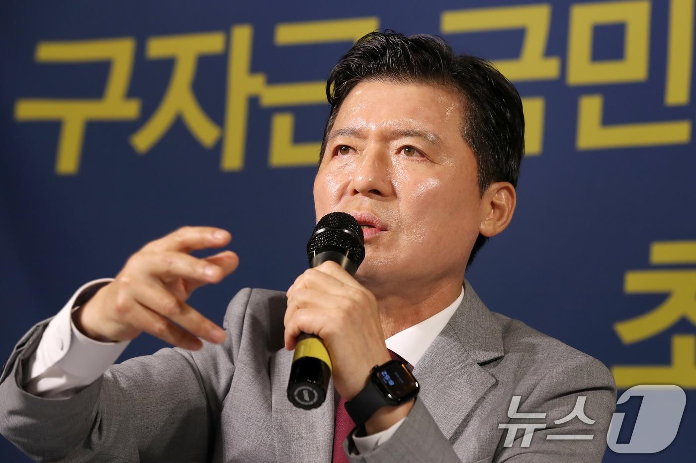 구자근 국민의힘 경북도당위원장이 17일 오전 대구 남구 이천동 대구아트파크에서 열린 아시아포럼21 초청토론회에 참석해 현안 질의에 답하고 있다. ⓒ News1 공정식 기자