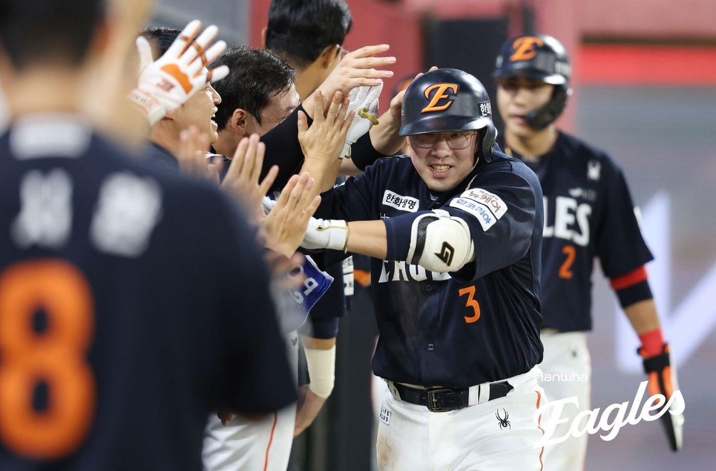 한화 안치홍이 16일 KIA전에서 3점 홈런을 치고 동료들과 기뻐하고 있다.&#40;한화 이글스 제공&#41;