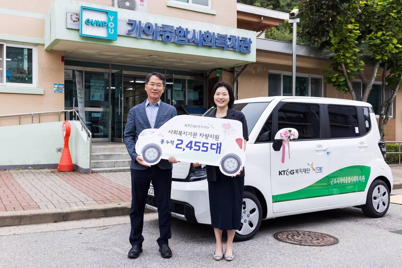 KT&G복지재단이 지역 사회복지활동 지원을 위해 경차 150대를 지원하는 ‘2025 사회복지기관 차량 전달식’을 열었다. 사진은 지난 16일 임선준 KT&G복지재단 사무처장(왼쪽)이 이은아 군포시가야종합사회복지관 관장(오른쪽)과 함께 기념사진 촬영을 하고 있는 모습.( KT&G 제공)