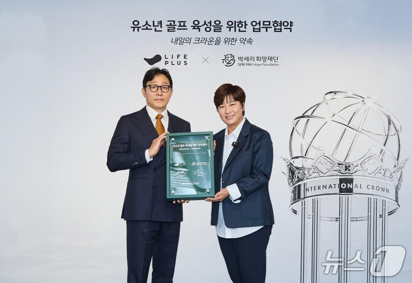 박찬혁 한화생명 스포츠마케팅TF 전무&#40;왼쪽&#41;와 박세리희망재단 박세리 이사장&#40;오른쪽&#41;이 16일 여의도 63빌딩에서 열린 협약식에서 기념 촬영을 하고 있다./사진제공=한화생명