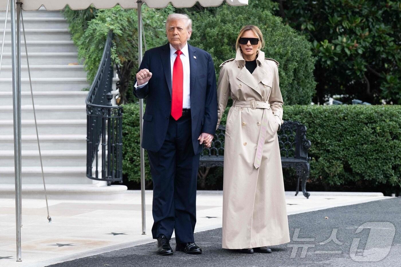 도널드 트럼프 미국 대통령과 부인 멜라니아 여사가 16일(현지시간) 영국 국빈 방문을 위해 워싱턴DC 백악관 남쪽 잔디밭에서 대통령 전용헬기 마린원으로 걸어가고 있다. 2025.9.16 ⓒ AFP=뉴스1 ⓒ News1 김경민 기자