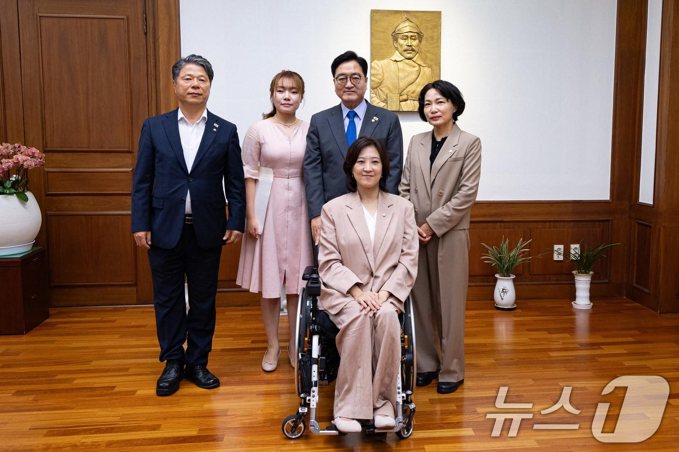 본문 이미지 - 우원식 국회의장이 17일 서울 여의도 국회에서 장애인 의원단을 접견, 장애인 정책 간담회에 앞서 기념 촬영을 하고 있다. 왼쪽부터 시계방향으로 더불어민주당 서영석, 국민의힘 김예지 의원, 우 의장, 더불어민주당 서미화, 국민의힘 최보윤 의원. 2025.9.17 ⓒ 뉴스1 유승관 기자