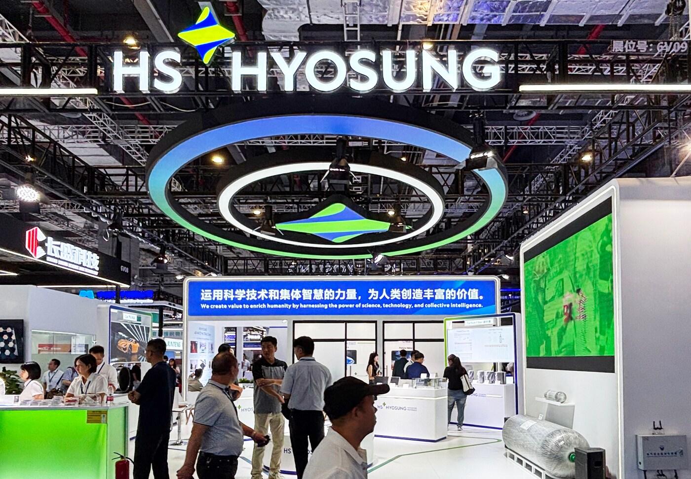 본문 이미지 - 중국 상하이에서 진행되고 있는 'CCE 2025'에 참가한 HS효성첨단소재 부스 전경(HS효성 제공). ⓒ 뉴스1