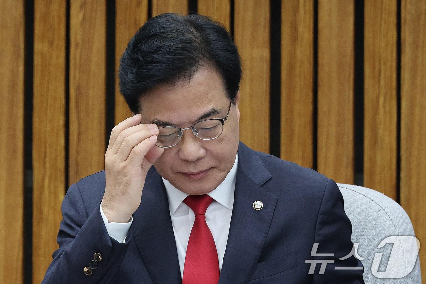 송언석 국민의힘 원내대표가 17일 오전 서울 여의도 국회에서 열린 &#39;정부조직법의 문제점 : 중수청&#40;중대범죄수사청&#41; 중심으로&#39; 토론회에서 안경을 고쳐쓰고 있다. 2025.9.17/뉴스1 ⓒ News1 신웅수 기자