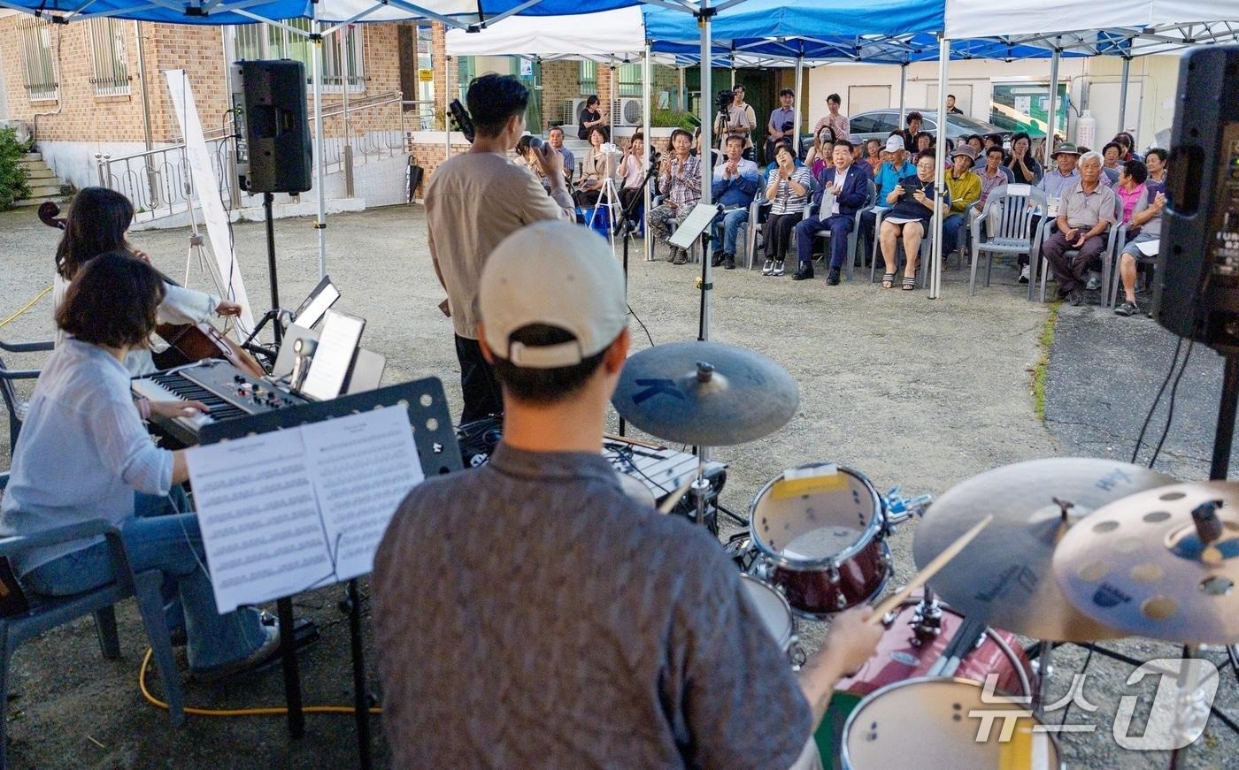 충북 증평군은 지난 16일 덕상3리 경로당 앞 광장에서 지역 어르신들과 주민을 대상으로 문화공연을 했다.&#40;증평군 제공&#41;/뉴스1
