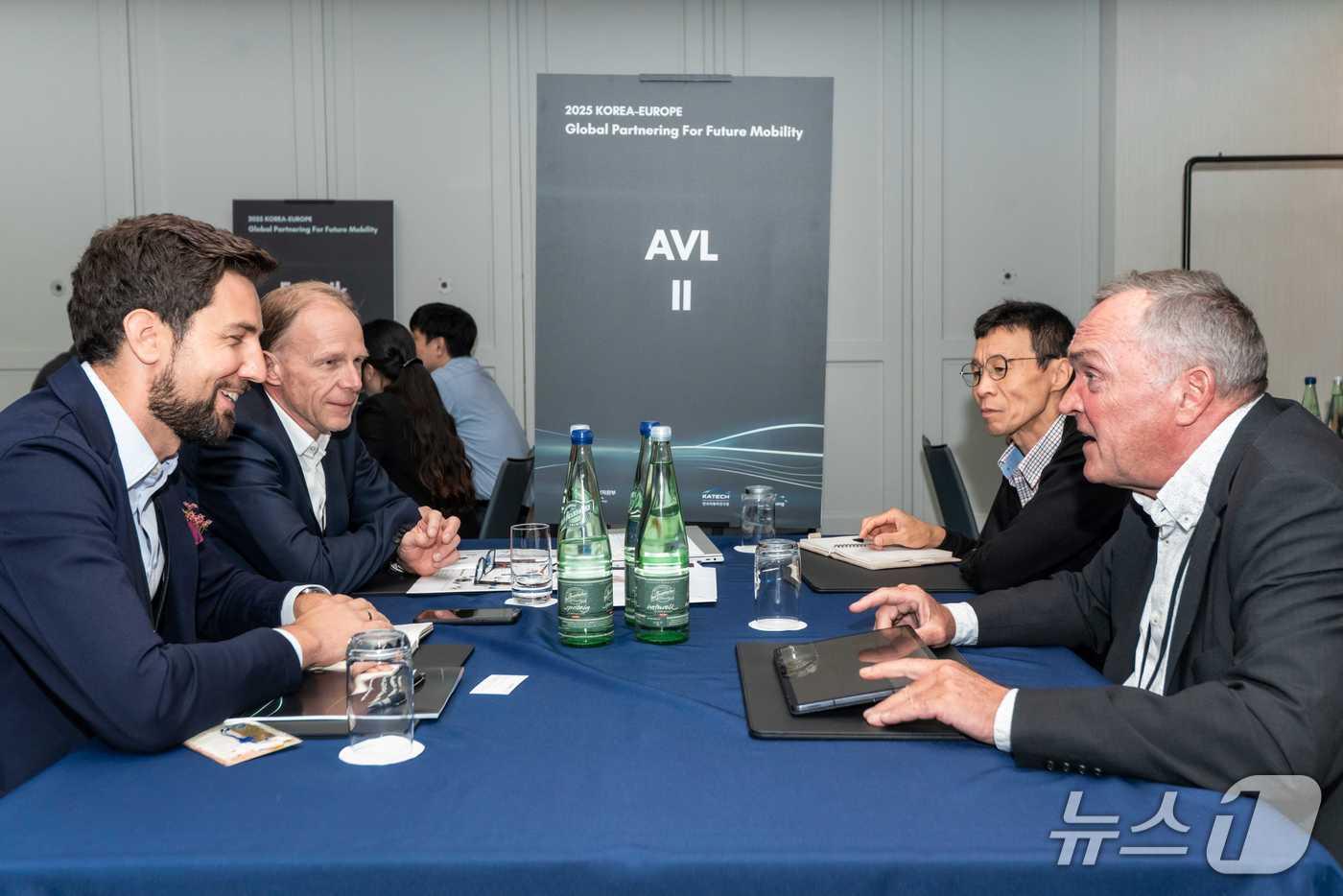 산업통상자원부와 KOTRA는 9월 16일부터 이틀간 독일 프랑크푸르트와 슈투트가르트에서 &#39;2025 GP&#40;글로벌 파트너십&#41; 유럽 미래차 상담회&#39;를 개최했다. 김명희 KOTRA 부사장 겸 혁신성장본부장&#40;왼쪽 네 번째&#41;, 임상범 주독일 한국대사&#40;왼쪽 세 번째&#41;, 앙겔라 만스 독일자동차협회&#40;VDA&#41; 대외협력이사&#40;왼쪽 다섯 번째&#41; 및 주요 참석자들이 기념 촬영을 하고 있다. &#40;사진제공=코트라&#41;