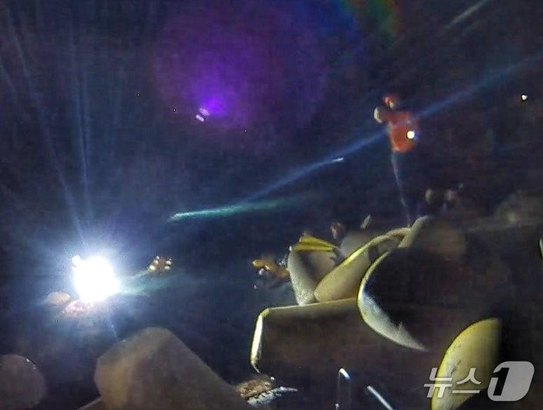 본문 이미지 - 16일 밤 울산 북구 정자항 북방파제 앞바다에서 50대 남성 A씨가 물에 빠져 숨지는 사고가 발생했다.(울산소방본부 제공. 재판매 및 DB금지)/뉴스1