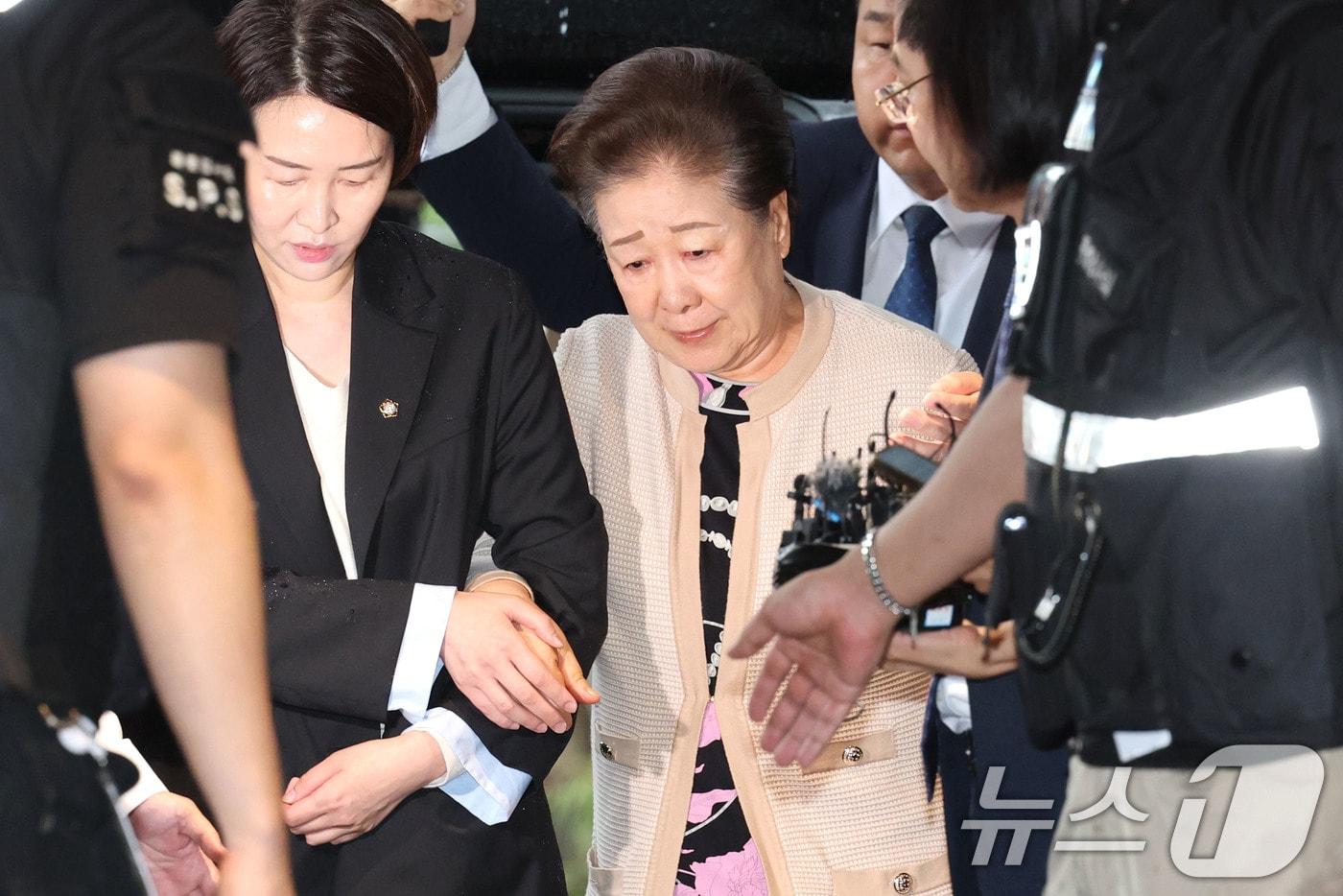 불법 정치 자금 제공 혐의를 받는 한학자 통일교 총재가 17일 오전 서울 종로구 김건희 특검팀&#40;특별검사 민중기&#41; 사무실에 출석하고 있다. 2025.9.17/뉴스1 ⓒ News1 이광호 기자