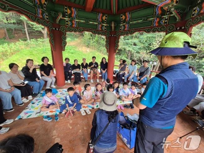 본문 이미지 - 아이와 부모가 함께 참여하는 &#39;고분군 꼬마 해설사&#39; 프로그램이 진행되고 있다.&#40;부산 연제구 제공. 재판매 및 DB금지&#41;