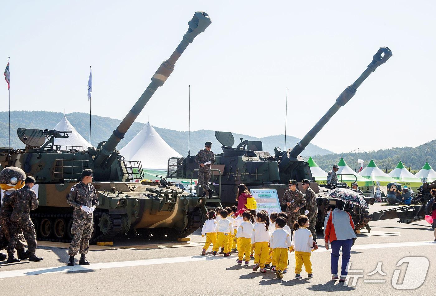 軍장비 전시 및 탑승 체험 모습(계룡시 제공.재판매 및 DB금지)/뉴스1