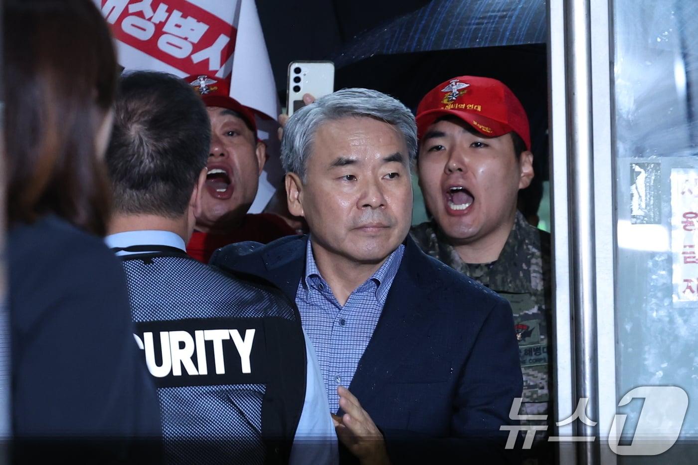 이종섭 전 국방부 장관이 17일 오전 서울 서초구 순직해병 특검&#40;이명현 특별검사&#41; 사무실에서 피의자 조사를 받기 위해 출석하고 있다. 이 전 장관은 지난 2023년 7월 30일 해병대수사단의 해병대원 순직 사건 초동수사 결과를 받고 결재했으나 다음 날 윤 전 대통령과 통화 이후 돌연 사건 이첩 보류 등을 지시하는 등 외압을 행사한 혐의&#40;직권남용&#41;를 받는다. 2025.9.17/뉴스1 ⓒ News1 박정호 기자