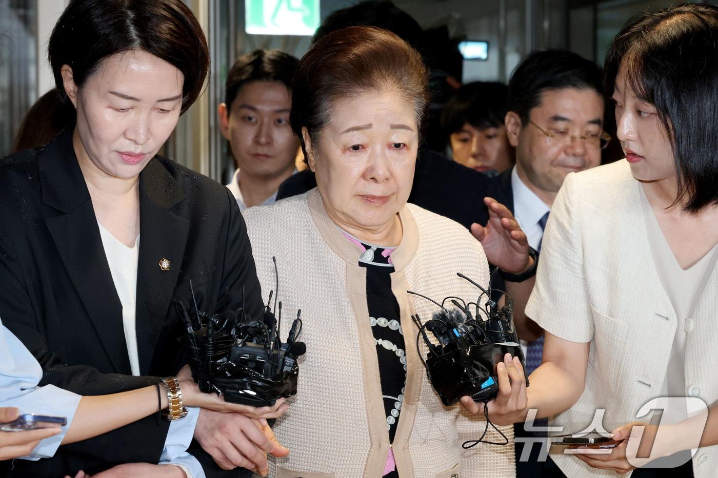 불법 정치 자금 제공 혐의를 받는 한학자 통일교 총재가 17일 오전 서울 종로구 김건희 특검팀&#40;특별검사 민중기&#41; 사무실에 출석하고 있다. 2025.9.17/뉴스1 ⓒ News1 이광호 기자