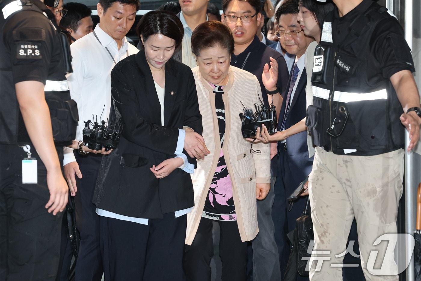 불법 정치 자금 제공 혐의를 받는 한학자 통일교 총재가 17일 오전 서울 종로구 김건희 특검팀&#40;특별검사 민중기&#41; 사무실에 출석하고 있다. 2025.9.17/뉴스1 ⓒ News1 이광호 기자